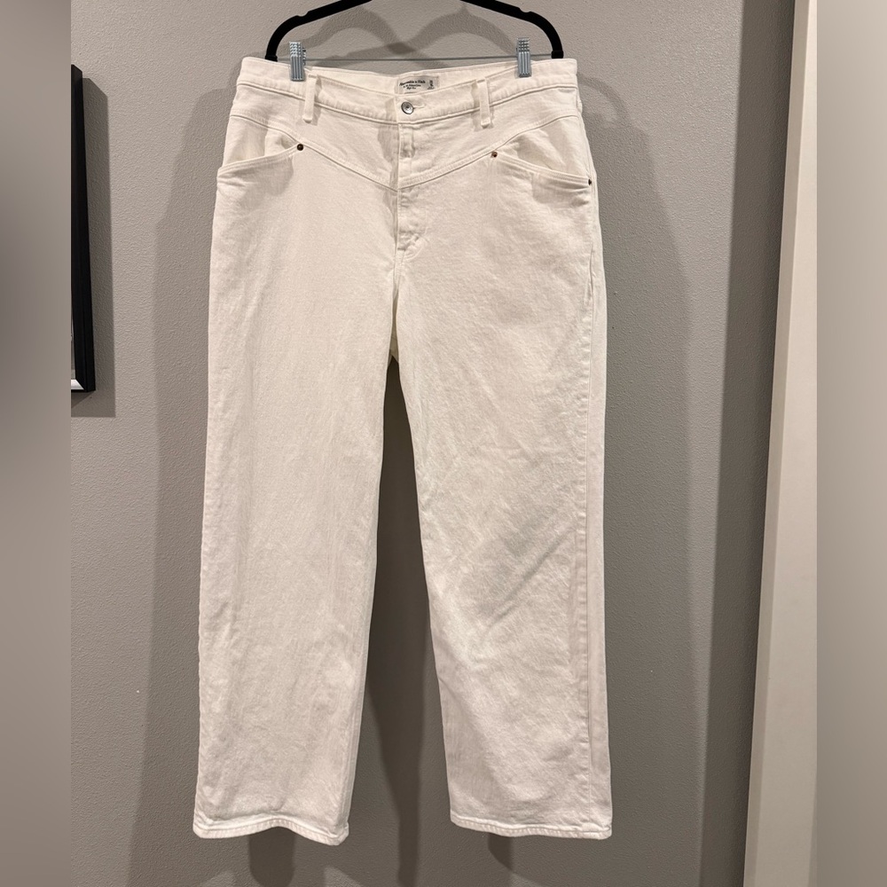 Abercrombie & Fitch Women's 90’s relaxed High Rise Jeans- size 33/16